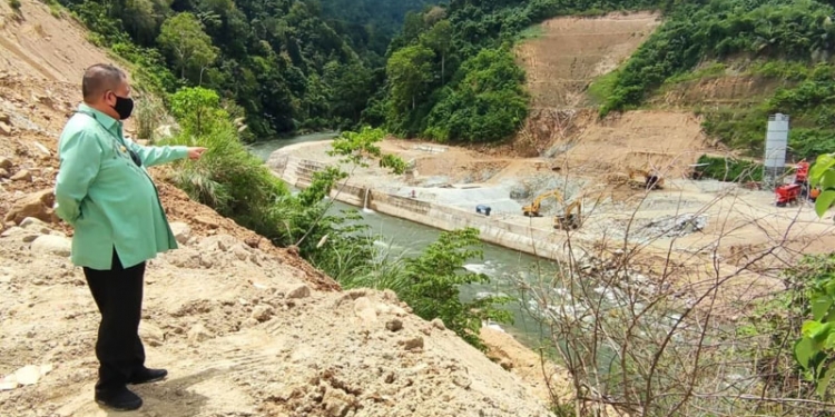Wagub Gorontalo H. Idris Rahim meninjau pembangunan PLTMH di Desa Poduwoma, Kecamatan Suwawa Timur, Kabupaten Bone Bolango, Kamis (12/8/2021). (Foto : Adc)