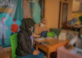 Salah seorang warga di pasar Sukamakmur Desa Molohu Kecamatan Tolangohula Kabupaten Gorontalo saat di vaksinasi, Kamis (12/8/2021), Foto : Putra/Gopos.