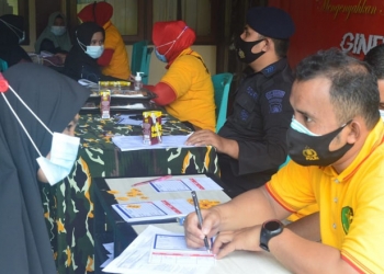 Satbrimob Polda Gorontalo saat melaksanakan vaksinasi kepada masyarakat di Satbrimob Polda Gorontalo Desa Isimu Raya, Kecamatan Tibawa, Kabupaten Gorontalo, Minggu (29/8/2021) Foto : Putra/Gopos