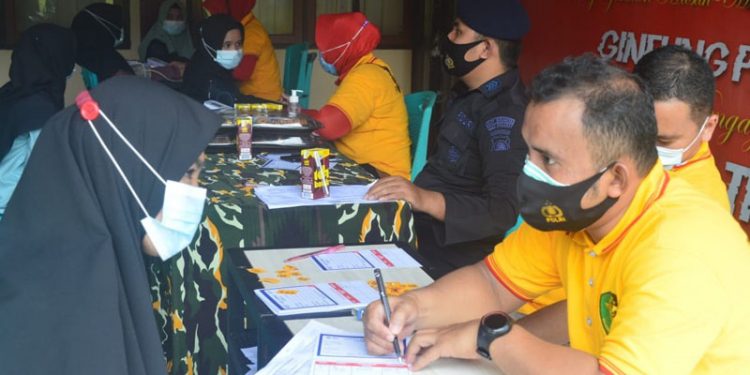 Satbrimob Polda Gorontalo saat melaksanakan vaksinasi kepada masyarakat di Satbrimob Polda Gorontalo Desa Isimu Raya, Kecamatan Tibawa, Kabupaten Gorontalo, Minggu (29/8/2021) Foto : Putra/Gopos