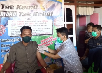 Kegiatan vaksinasi massal yang dilaksanakan oleh Pemerintah Desa Buntulia Jaya, Pohuwato. (mahmud/gopos)