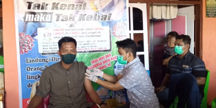 Kegiatan vaksinasi massal yang dilaksanakan oleh Pemerintah Desa Buntulia Jaya, Pohuwato. (mahmud/gopos)