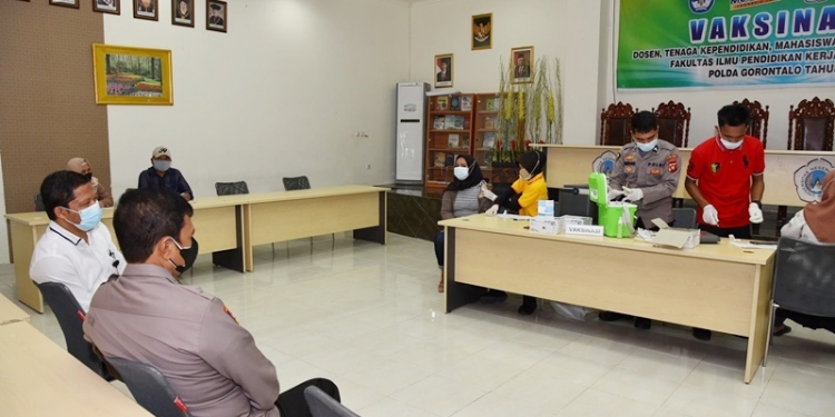 Proses vaksinasi di Lingkungan Fakultas Ilmu Pendidikan