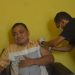 Ketua DPD II Partai Golkar Kabupaten Gorontalo, Hendra S Hemeto saat disuntik vaksin Covid-19, di Kantor DPD II Golkar Kabupaten Gorontalo, Selasa (3/8/2021). (Foto: Putra/Gopos)