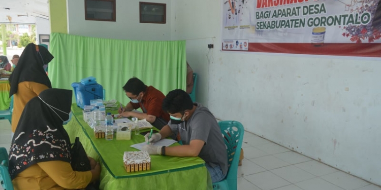 VAKSINASI APARAT DESA - Suasana pelaksanaan vaksinasi aparat desa di Lapangan Sport Center Limboto, Kabupaten Gorontalo, Kamis (12/8/2021), Foto : Putra/Gopos.