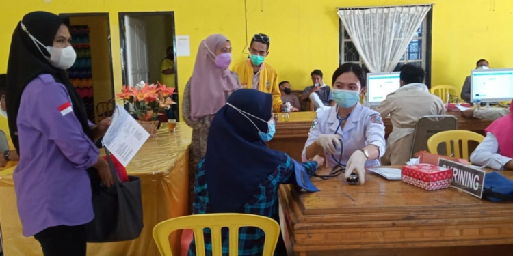 Kegiatan vaksinasi covid-19 yang berlangsung di halaman DPD II Golkar Pohuwato, Selasa (24/8/2021). (mahmud/gopos)