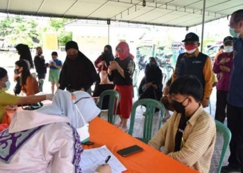 Wali Kota Gorontalo, Marten Taha, (mengenakan rompi), didampingi Kadis Kesehatan Kota Gorontalo, Muhammad Kasim (kemeja biru) meninjau pelaksanaan vaksinasi serentak di Kecamatan Kota Utara, Kota Gorontalo, Kamis (19/8/2021). (dok. Kominfo Kota Gorontalo)