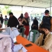 Wali Kota Gorontalo, Marten Taha, (mengenakan rompi), didampingi Kadis Kesehatan Kota Gorontalo, Muhammad Kasim (kemeja biru) meninjau pelaksanaan vaksinasi serentak di Kecamatan Kota Utara, Kota Gorontalo, Kamis (19/8/2021). (dok. Kominfo Kota Gorontalo)