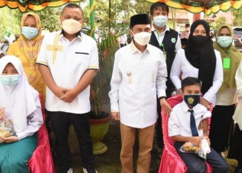 Bupati Gorontalo Nelson Pomalingo dan Wakil Bupati Gorontalo Hendra S Hemeto saat menghadiri perdana vakisnasi Covid-19 untuk peserta didik, di SMP Negeri 1 Telaga Biru, Rabu (25/8/2021). Humas Kominfo Kabupaten Gorontalo.