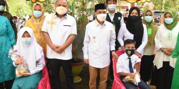 Bupati Gorontalo Nelson Pomalingo dan Wakil Bupati Gorontalo Hendra S Hemeto saat menghadiri perdana vakisnasi Covid-19 untuk peserta didik, di SMP Negeri 1 Telaga Biru, Rabu (25/8/2021). Humas Kominfo Kabupaten Gorontalo.