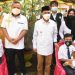 Bupati Gorontalo Nelson Pomalingo dan Wakil Bupati Gorontalo Hendra S Hemeto saat menghadiri perdana vakisnasi Covid-19 untuk peserta didik, di SMP Negeri 1 Telaga Biru, Rabu (25/8/2021). Humas Kominfo Kabupaten Gorontalo.