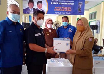 Ketua DWP Partai Nasdem Gorontalo, Hamim Pou, yang juga Bupati Bone Bolango didampingi Wakil Bupati Merlan S. Uloli menyerahkan bantuan tiga unit ventilator kepada Direktur RSUD Toto Kabila, dr Serly Daud. (Foto AKP/Kominfo)