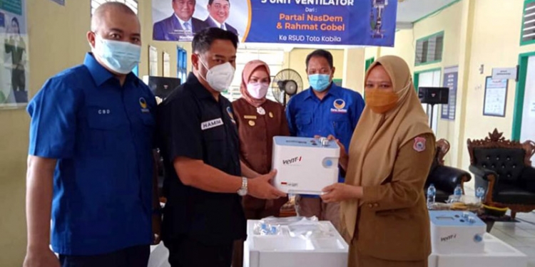 Ketua DWP Partai Nasdem Gorontalo, Hamim Pou, yang juga Bupati Bone Bolango didampingi Wakil Bupati Merlan S. Uloli menyerahkan bantuan tiga unit ventilator kepada Direktur RSUD Toto Kabila, dr Serly Daud. (Foto AKP/Kominfo)