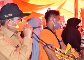 Wali Kota Gorontalo, Marten Taha, menyampaikan pesan kepada masyarakat di Pasar Pilolodaa agar tetap mematuhi protokol kesehatan (Prokes), Selasa (3/8/2021). (Kominfo Kota Gorontalo)