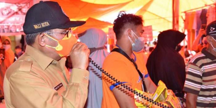 Wali Kota Gorontalo, Marten Taha, menyampaikan pesan kepada masyarakat di Pasar Pilolodaa agar tetap mematuhi protokol kesehatan (Prokes), Selasa (3/8/2021). (Kominfo Kota Gorontalo)