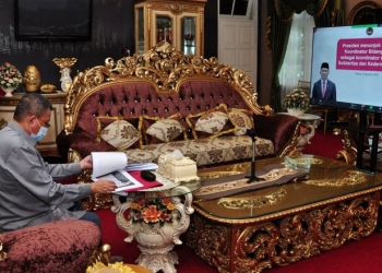 Wagub Gorontalo H. Idris Rahim mengikuti rakor penguatan solidaritas penanganan COVID-19 yang digelar oleh Kemenko PMK RI secara virtual di rumah jabatan Wagub Gorontalo, Kamis (19/8/2021). (Foto : Haris)