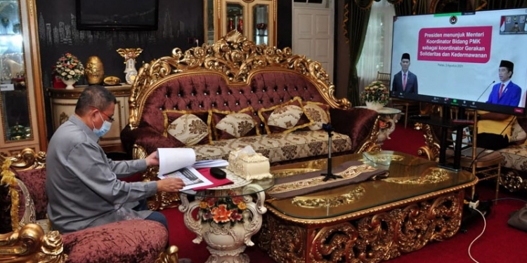 Wagub Gorontalo H. Idris Rahim mengikuti rakor penguatan solidaritas penanganan COVID-19 yang digelar oleh Kemenko PMK RI secara virtual di rumah jabatan Wagub Gorontalo, Kamis (19/8/2021). (Foto : Haris)