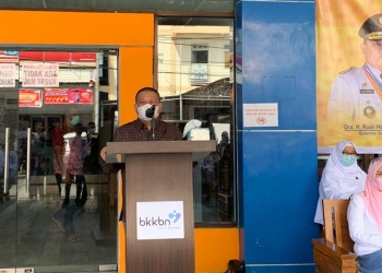 Wakil Gubernur Gorontalo, Idris Rahim, Sedang membuka kegiatan pencanangan vaksinasi Covid-19 bagi ibu hamil provinsi Gorontalo, di Rumah Sakit Ibu dan Anak Sitti Khadijah, Kota Gorontalo, Sabtu (28/8/2021). Foto : (Tim Infokom/dinkesprov)