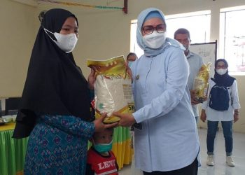 Wakil Bupati Bone Bolango, Merlan S. Uloli saat menyerahkan bantuan beras Fortivit program Wakil Ketua DPR RI, Rachmat Gobel dalam rangka menekan angka stunting di Desa Ulantha, Kecamatan Suwawa (Indra/Gopos)