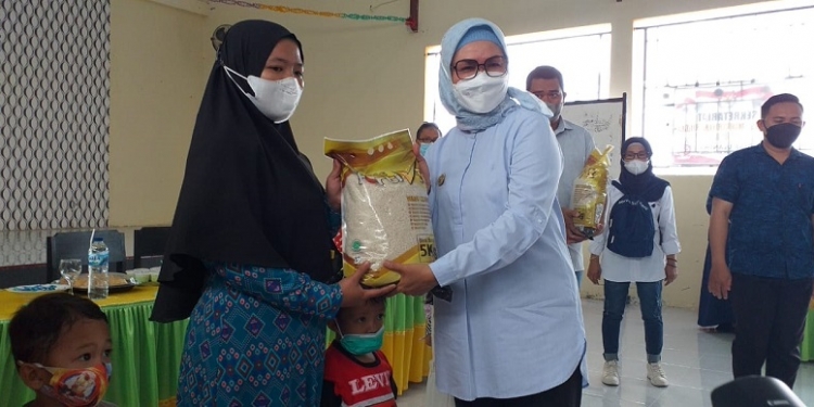 Wakil Bupati Bone Bolango, Merlan S. Uloli saat menyerahkan bantuan beras Fortivit program Wakil Ketua DPR RI, Rachmat Gobel dalam rangka menekan angka stunting di Desa Ulantha, Kecamatan Suwawa (Indra/Gopos)