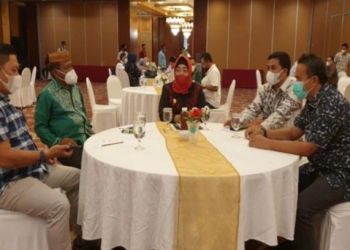 Wakil Bupati Pohuwato, Suharsi Igirisa bersama Direktur Jenderal  Bina Bangda Kementerian Dalam Negeri, Direktur Pembangunan Daerah Kementerian PPN/ Bappenas selaku narasumber, serta Ketua DPRD, Nasir Giasi, yang dilaksanakan di Hotel Swiss belhotel maleosan Manado.(Foto/Istimewa)