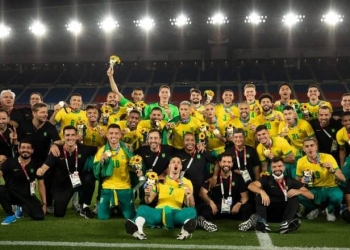 Pemain Sepak Bola Putra Timnas Brazil berpose setelah meraih mendali emas (foto: twitter @CBF Futebol)
