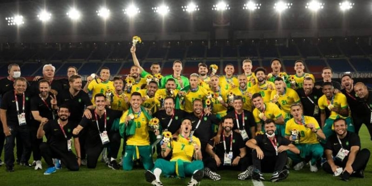 Pemain Sepak Bola Putra Timnas Brazil berpose setelah meraih mendali emas (foto: twitter @CBF Futebol)
