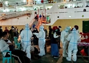 Penumpang KM Tilongkabila yang masuk Gorontalo menjalani swab antigen di Pelabuhan Umum Gorontalo, Selasa (17/8/2021). (sari/gopos)