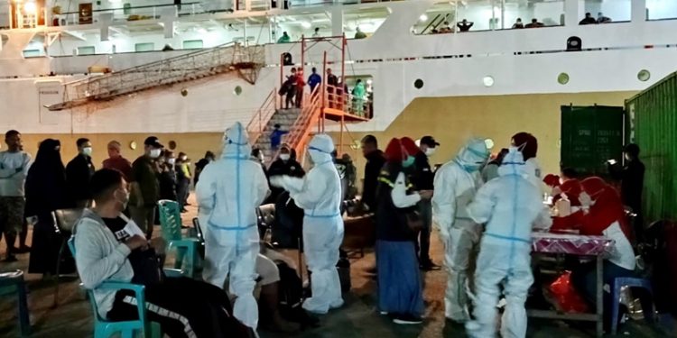 Penumpang KM Tilongkabila yang masuk Gorontalo menjalani swab antigen di Pelabuhan Umum Gorontalo, Selasa (17/8/2021). (sari/gopos)