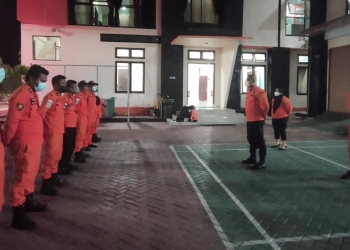 Tim SAR saat bersiap melakukan pencarian terhadap warga yang terbawa arus banjir di lokasi Tambang Kecamatan Taluditi, Ahad (22/8/2021) (istimewa)