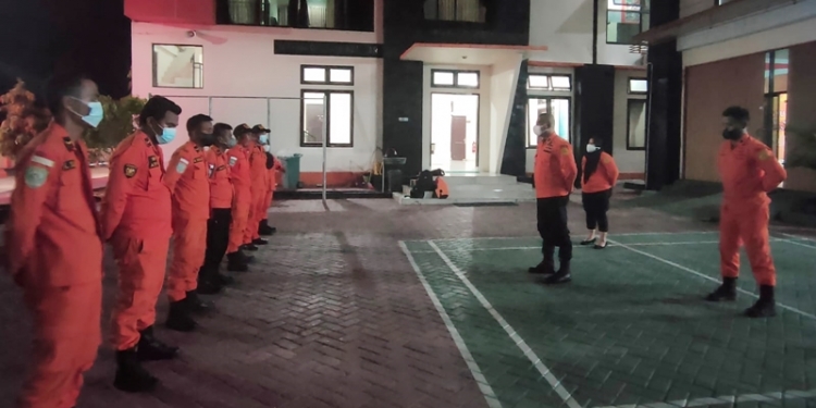 Tim SAR saat bersiap melakukan pencarian terhadap warga yang terbawa arus banjir di lokasi Tambang Kecamatan Taluditi, Ahad (22/8/2021) (istimewa)