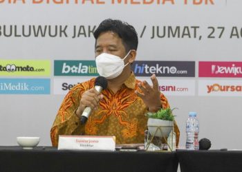 COO PT Arkadia Digital Media Tbk yang juga Pemimpin Redaksi Suara.com Suwarjono saat mempresentasikan perkembangan Perseroan dalam agenda Paparan Publik atau Pubex 2021, yang digelar secara hibrid (online & offline) di Jambuluwuk Hotel Thamrin, Jakarta, Jumat (27/8/2021).