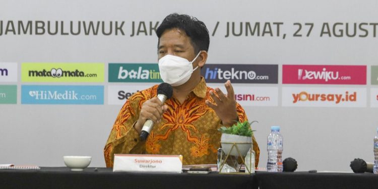 COO PT Arkadia Digital Media Tbk yang juga Pemimpin Redaksi Suara.com Suwarjono saat mempresentasikan perkembangan Perseroan dalam agenda Paparan Publik atau Pubex 2021, yang digelar secara hibrid (online & offline) di Jambuluwuk Hotel Thamrin, Jakarta, Jumat (27/8/2021).