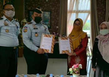 Penandatanganan perjanjian kerja sama, antara Dinas Kesehatan Provinsi Gorontalo, bersama Lembaga Pembinaan Khusus Anak (LPKA) Gorontalo. Kamis (12/8/2021). (Foto: Tim Infokom)