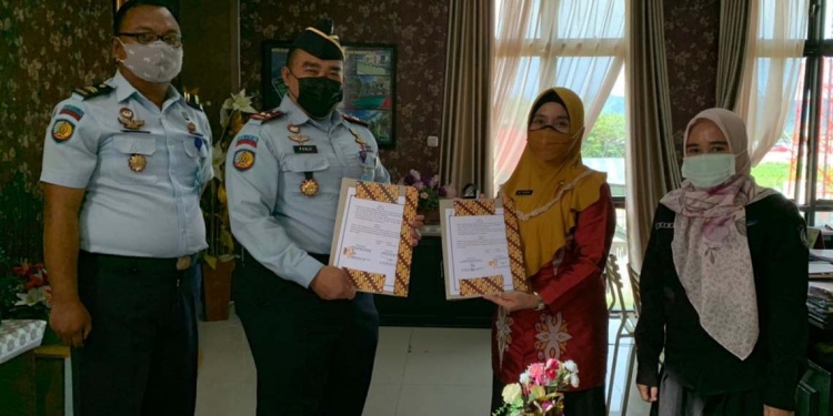 Penandatanganan perjanjian kerja sama, antara Dinas Kesehatan Provinsi Gorontalo, bersama Lembaga Pembinaan Khusus Anak (LPKA) Gorontalo. Kamis (12/8/2021). (Foto: Tim Infokom)