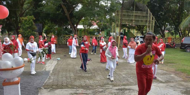 Kegiatan olahraga zumba dance yang dilaksanakan oleh DWP Pohuwato, Sabtu (7/8/2021). (Foto: Kominfo Pohuwato)
