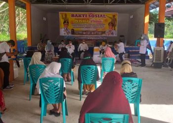 Proses penyaluran bantuan NKRI Peduli oleh Wakil Gubernur Gorontalo Idris Rahim didampingi Wakil Bupati Bone Bolango Merlan S. Uloli dam Pimpinan OPD Pemerintah Provinsi Gorontalo untuk masyarakat Kecamatan Bulango Utara dan Bulango Ulu. (Foto: Indra/Gopos)