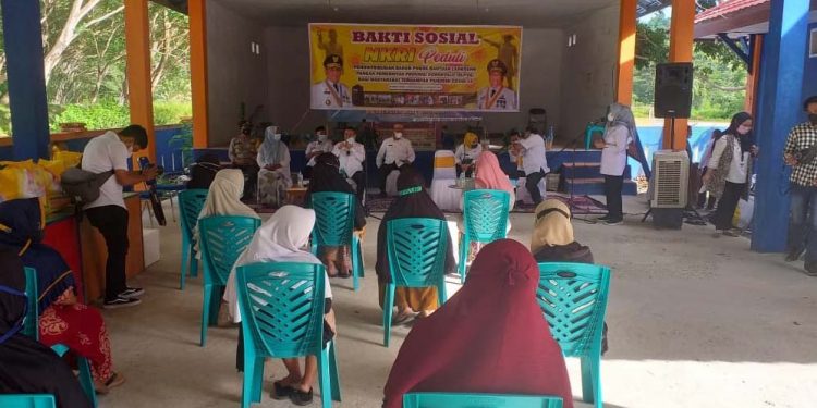 Proses penyaluran bantuan NKRI Peduli oleh Wakil Gubernur Gorontalo Idris Rahim didampingi Wakil Bupati Bone Bolango Merlan S. Uloli dam Pimpinan OPD Pemerintah Provinsi Gorontalo untuk masyarakat Kecamatan Bulango Utara dan Bulango Ulu. (Foto: Indra/Gopos)