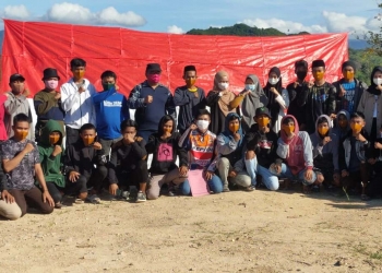 Karang Taruna Mo'owata Desa Bendungan, Kecamatan Mananggu, Kabupaten Boalemo bersama Pemerintah Desa Bendungan sesaat setelah melakukan pengibaran bendera merah putih yang terbuat dari karung, di Puncak Bukit Bulalo Lambu Desa Bendungan. Selasa (17/8/2021). (Foto istimewa)