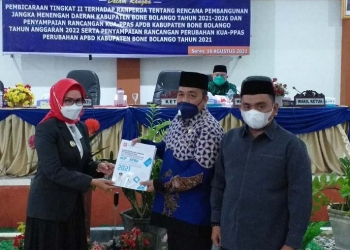 Wakil Bupati Bone Bolango, Merlan S. Uloli saat menyerahkan Rancangan KUA-PPAS APBD Kabupaten Bone Bolango Tahun Anggaran 2022 serta Penyampaian Rancangan Perubahan KUA-PPAS Perubahan APBD Kabupaten Bone Bolango Tahun 2021 kepada DPRD Kabupaten Bone Bolango. (Foto Indra/Gopos)