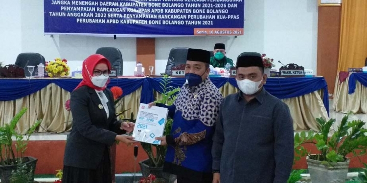 Wakil Bupati Bone Bolango, Merlan S. Uloli saat menyerahkan Rancangan KUA-PPAS APBD Kabupaten Bone Bolango Tahun Anggaran 2022 serta Penyampaian Rancangan Perubahan KUA-PPAS Perubahan APBD Kabupaten Bone Bolango Tahun 2021 kepada DPRD Kabupaten Bone Bolango. (Foto Indra/Gopos)