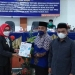 Wakil Bupati Bone Bolango, Merlan S. Uloli saat menyerahkan Rancangan KUA-PPAS APBD Kabupaten Bone Bolango Tahun Anggaran 2022 serta Penyampaian Rancangan Perubahan KUA-PPAS Perubahan APBD Kabupaten Bone Bolango Tahun 2021 kepada DPRD Kabupaten Bone Bolango. (Foto Indra/Gopos)