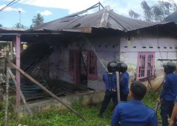 Damkar Kabupaten Gorontalo saat memadamkan satu unit rumah yang terbakar di Kelurahan Hunggaluwa Kecamatan Limboto, Rabu (18/8/2021). (Foto: Putra/Gopos)