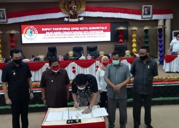 Hardi Sidiki Ketua DPRD Kota, sedang menandatangani nota kesepakatan Kebijakan Umum Anggaran (KUA) dan prioritas Plafon Anggran Sementara (PPAS) Anggaran Pendapatan Belanja Daerah (BPBD) Kota Gorontalo tahun anggaran 2022, Rabu (18/8/2021). (Foto: Sari/gopos)