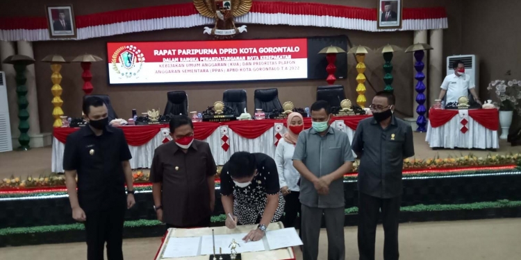Hardi Sidiki Ketua DPRD Kota, sedang menandatangani nota kesepakatan Kebijakan Umum Anggaran (KUA) dan prioritas Plafon Anggran Sementara (PPAS) Anggaran Pendapatan Belanja Daerah (BPBD) Kota Gorontalo tahun anggaran 2022, Rabu (18/8/2021). (Foto: Sari/gopos)