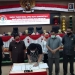 Hardi Sidiki Ketua DPRD Kota, sedang menandatangani nota kesepakatan Kebijakan Umum Anggaran (KUA) dan prioritas Plafon Anggran Sementara (PPAS) Anggaran Pendapatan Belanja Daerah (BPBD) Kota Gorontalo tahun anggaran 2022, Rabu (18/8/2021). (Foto: Sari/gopos)