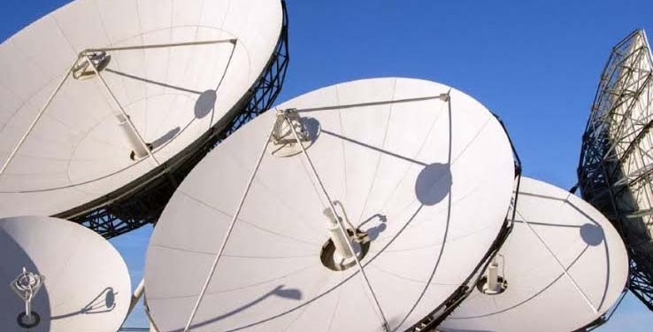 Very Small Aperture Terminal (VSAT) yakni stasiun penerima sinyal dari satelit dengan antena penerima berbentuk piringan. (Ilustrasi)