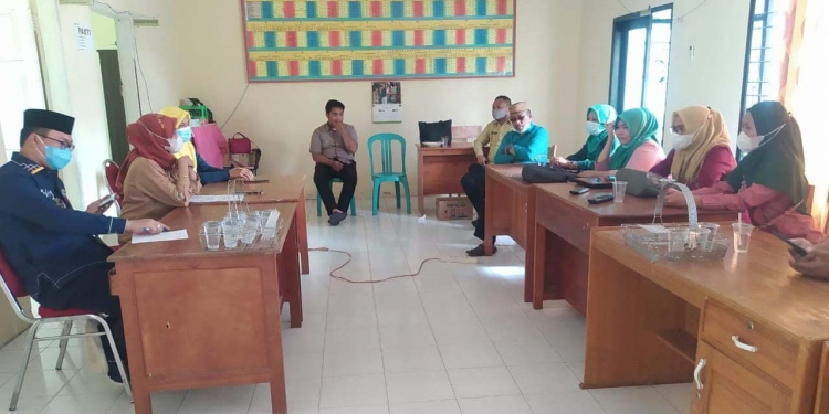 Suasana pendampingan penginputan data vaksinasi dari Diskominfotik Provinsi Gorontalo kepada operator desa yang berada di Kecamatan Tilango, di kantor Camat Tilango, Kamis (26/8/21). (Foto: Mila)