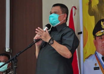 Wakil Gubernur Gorontalo, Idris Rahim saat memberikan sambutan pada bakti sosial NKRI Peduli di Kecamatan Biau, Kabupaten Gorontalo Utara, Jumat (27/8/2021). (Foto: Haris)