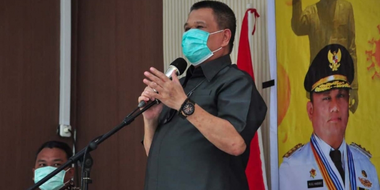 Wakil Gubernur Gorontalo, Idris Rahim saat memberikan sambutan pada bakti sosial NKRI Peduli di Kecamatan Biau, Kabupaten Gorontalo Utara, Jumat (27/8/2021). (Foto: Haris)